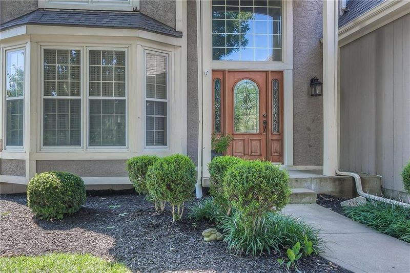 8201 W 127th Cir, Overland Park, KS 66213