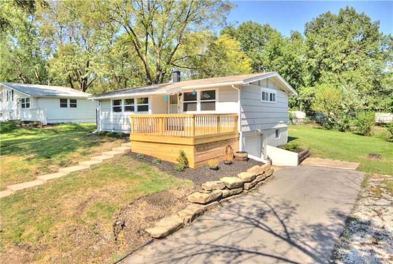 6904 NW 77th St, Kansas City, MO 64152