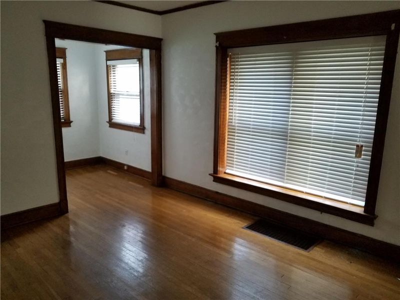 2407 Myrtle Ave, Kansas City, MO 64127