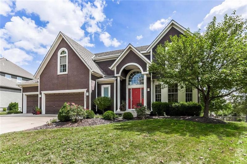 16271 S Locust St, Olathe, KS 66062