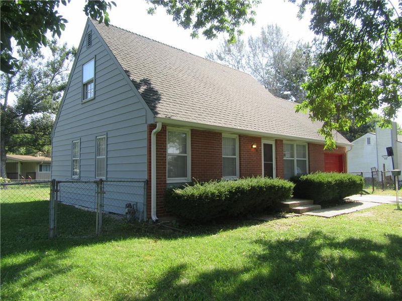 601 Pawnee Ln, Belton, MO 64012