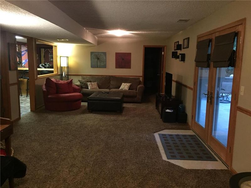 7703 NW 70th St, Kansas City, MO 64152
