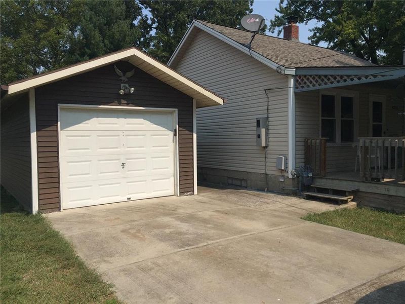 5220 E 51st St, Kansas City, MO 64130