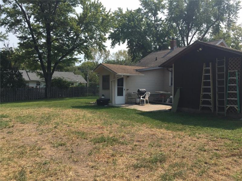 5220 E 51st St, Kansas City, MO 64130