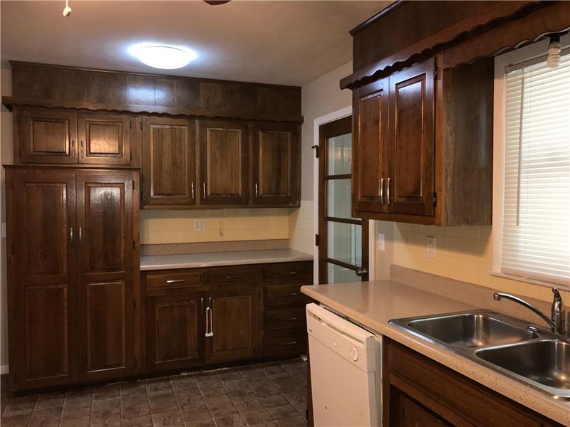 8900 E 67th St, Raytown, MO 64133