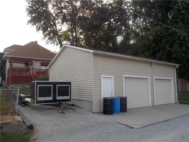 1304 S 17th St, St Joseph, MO 64507