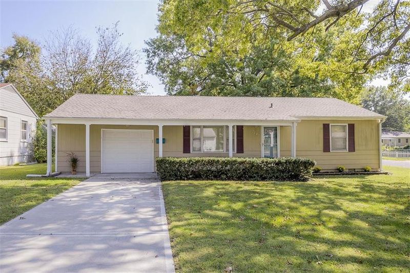 7145 Maple St, Overland Park, KS 66204