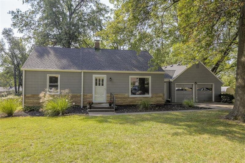 7709 W 64th St, Overland Park, KS 66202