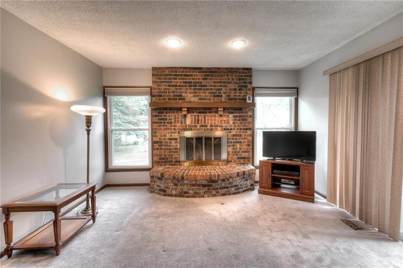 706 NE 113th St, Kansas City, MO 64155