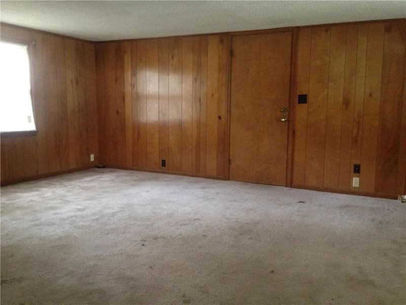 9055 E 65th Ter, Raytown, MO 64133