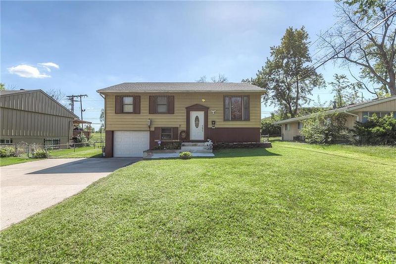 8305 E 93rd Ter, Kansas City, MO 64138