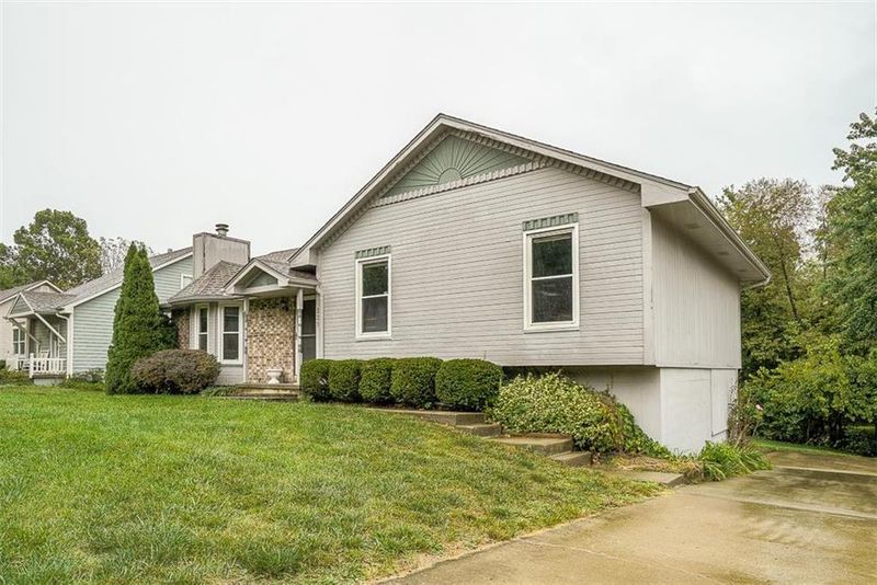 229 SE Topaz Dr, Lee's Summit, MO 64063