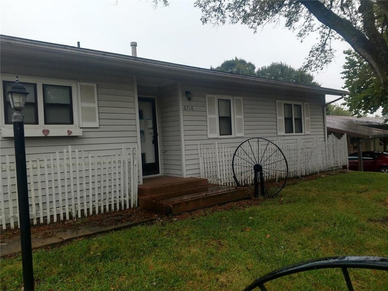 6718 SW Fairdale Dr, Topeka, KS 66619