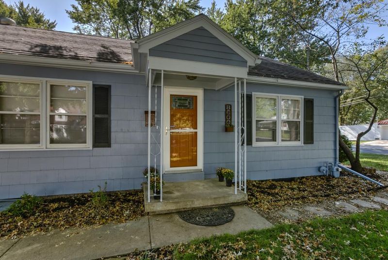8600 Rainbow Ln, Kansas City, MO 64114