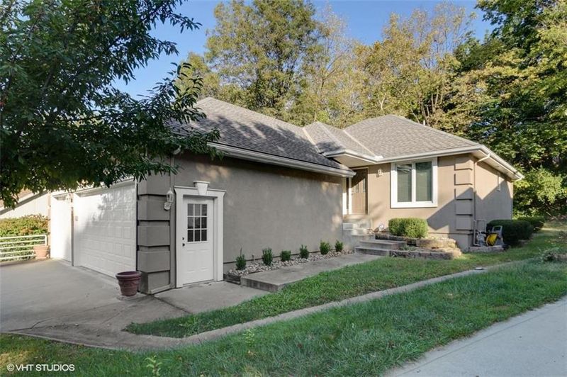 312 Lancelot Dr, Liberty, MO 64068