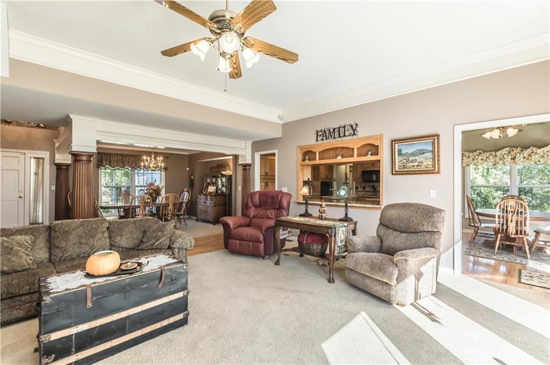 13935 N Robinhood Ln, Kansas City, MO 64164
