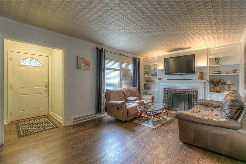7635 Jarboe St, Kansas City, MO 64114