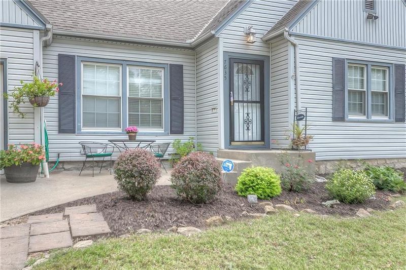 7635 Jarboe St, Kansas City, MO 64114