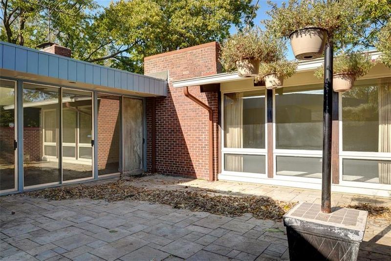 4332 N Central St, Kansas City, MO 64116