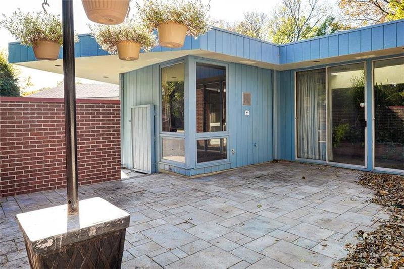 4332 N Central St, Kansas City, MO 64116