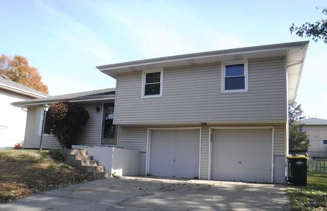 272 Holiday Dr, Lansing, KS 66043