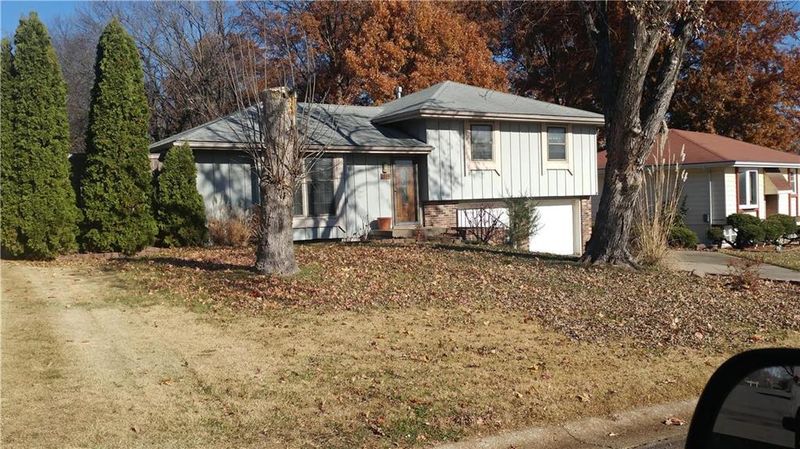 201 Highland Rd, Lansing, KS 66043