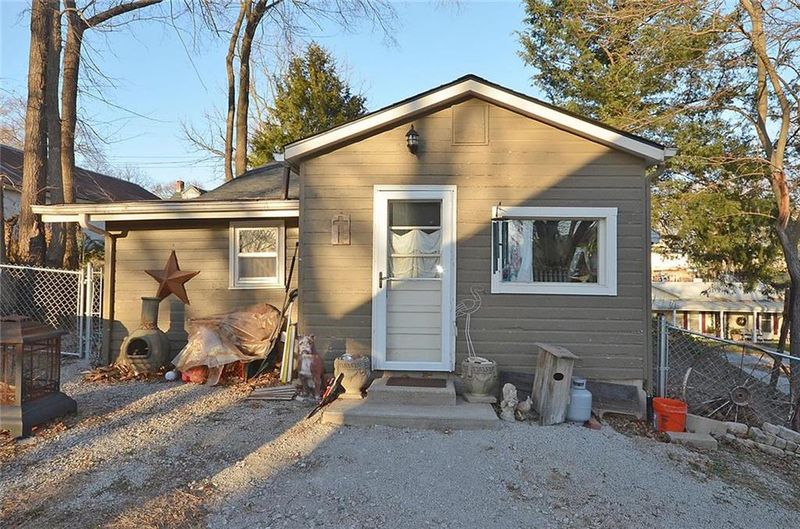 517 Walnut St, Weston, MO 64098