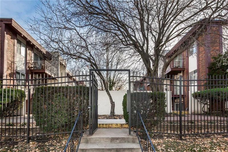 809 W 40th St #16, Kansas City, MO 64111