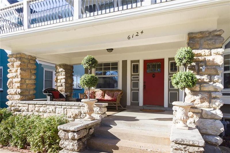 6124 Walnut St, Kansas City, MO 64113