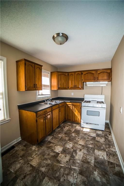 6903 E 98th St, Kansas City, MO 64134