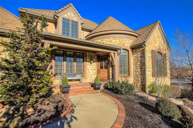 4200 W 113th St, Leawood, KS 66211