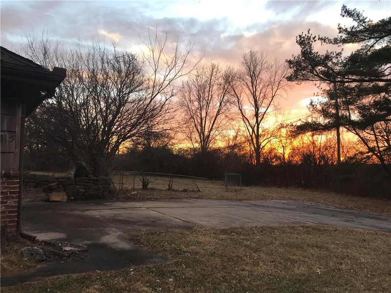 2315 E Red Bridge Rd, Kansas City, MO 64131