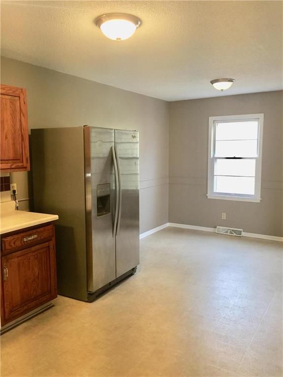 8221 E 134th St, Grandview, MO 64030