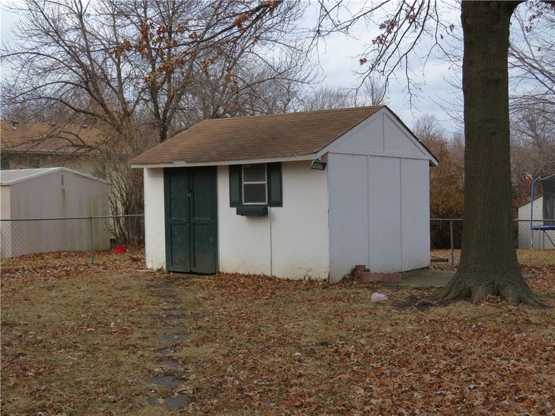 427 James Cir, Odessa, MO 64076