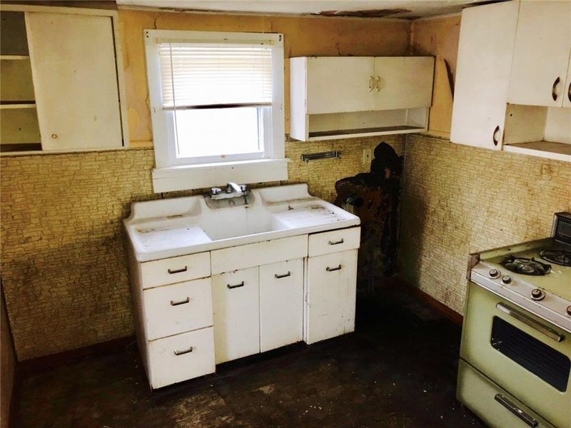 8713 E Roberts Ave, Independence, MO 64125