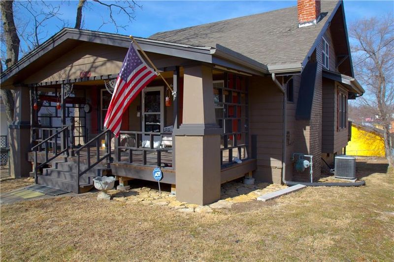 10604 E 18th St, Independence, MO 64052