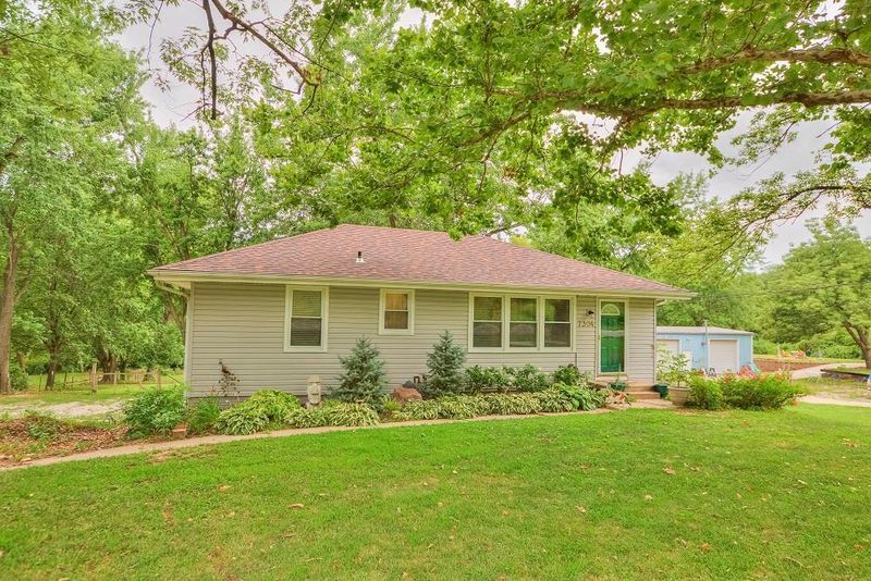 7304 Locust Dr, Kansas City, MO 64152