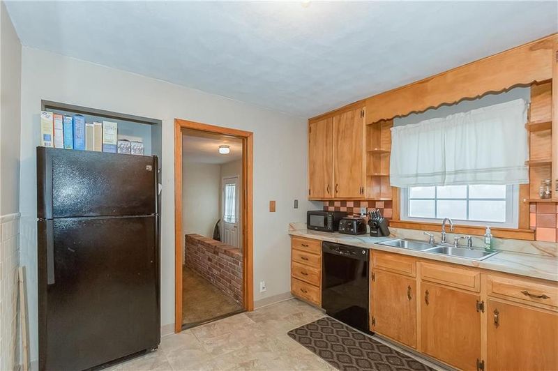 121 Lacy Rd, Independence, MO 64050