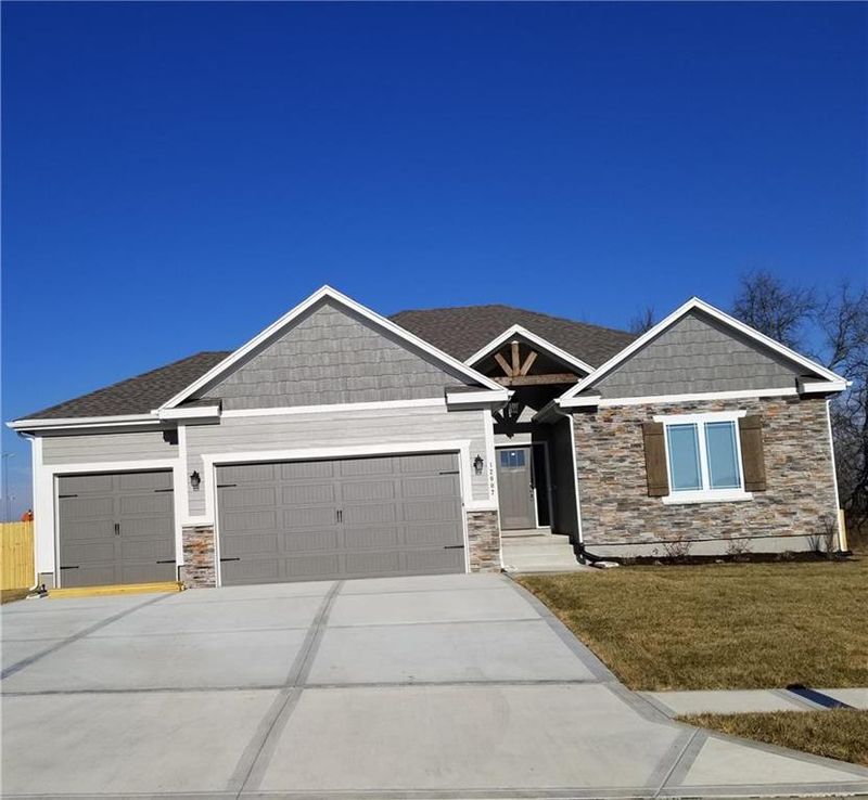 12000 Astor Ct, Peculiar, MO 64078