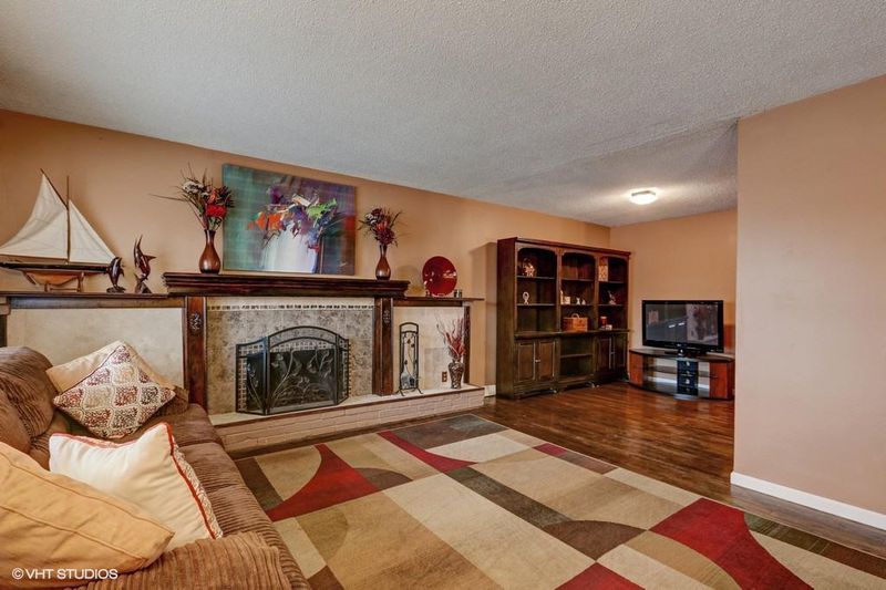 9436 Craig Dr, Overland Park, KS 66212