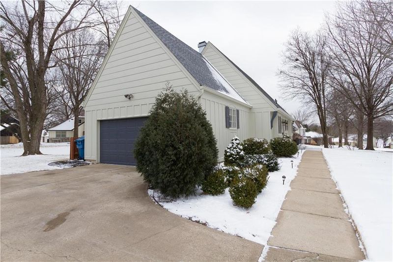10301 Eby St, Overland Park, KS 66212