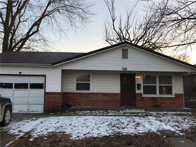 210 E 1st Ave, Garnett, KS 66032