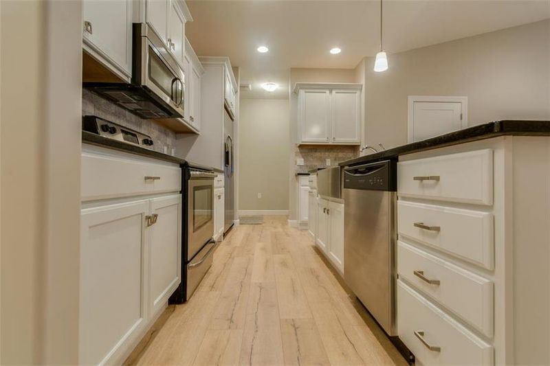 2537 Chasehire Dr, Lawrence, KS 66046