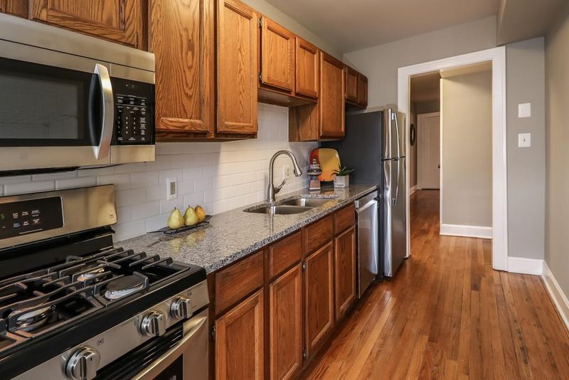 313 E 43rd St, Kansas City, MO 64111