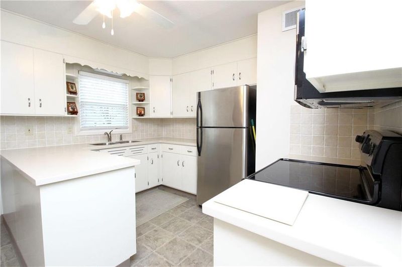 7133 Beverly St, Overland Park, KS 66204