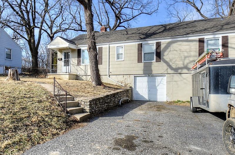 7822 E 49th St, Kansas City, MO 64129