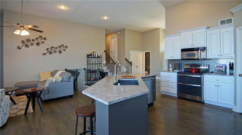 700 SW Gentry Ln, Lee's Summit, MO 64081
