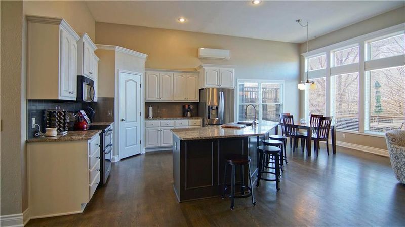 700 SW Gentry Ln, Lee's Summit, MO 64081