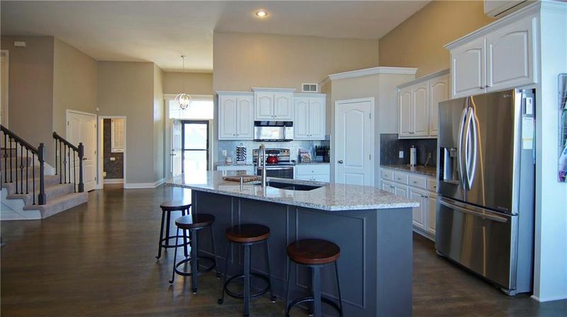 700 SW Gentry Ln, Lee's Summit, MO 64081