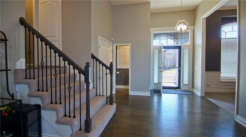 700 SW Gentry Ln, Lee's Summit, MO 64081